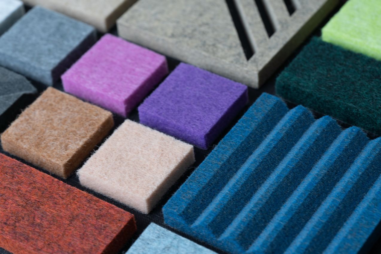 mousses a coller au mur pour l'acoustique d'une pièce