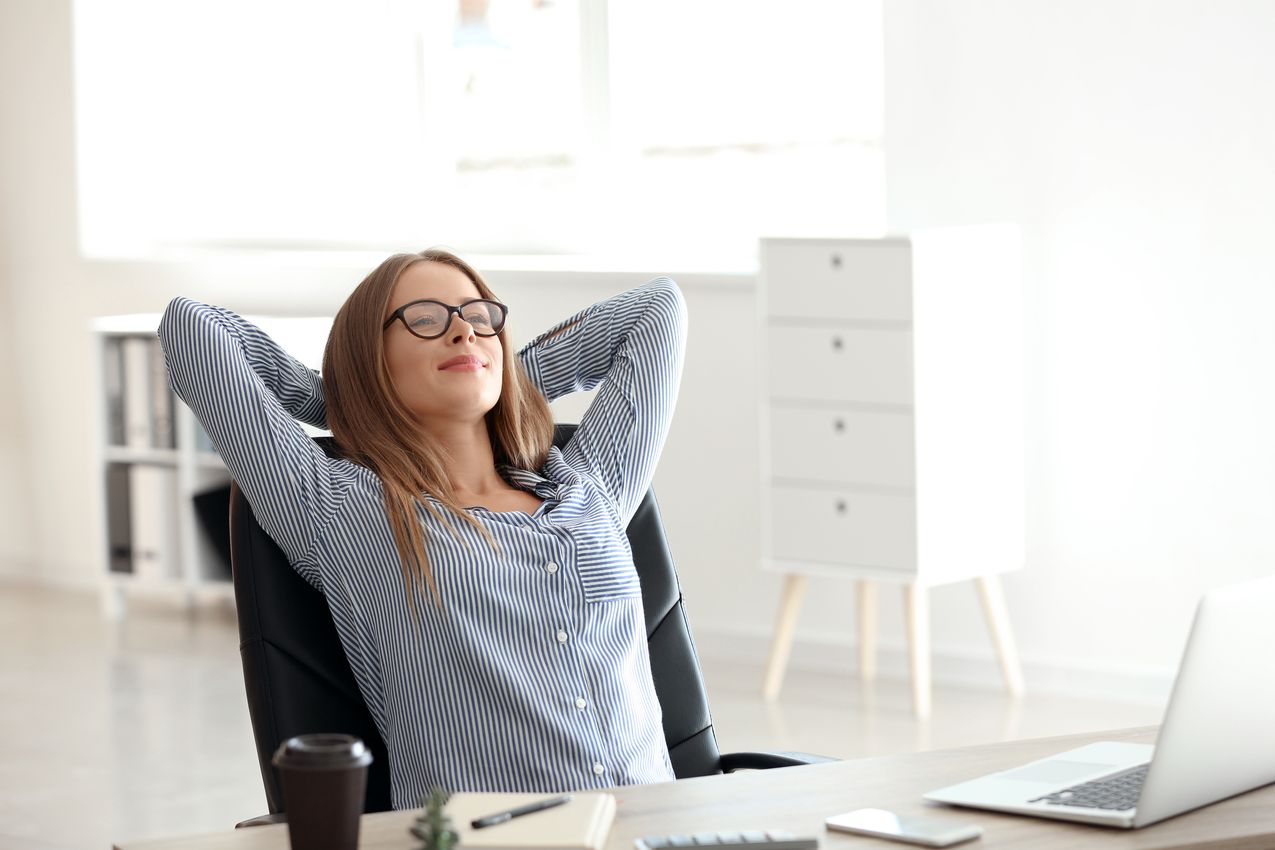 femme relax au bureau après correction acoustique