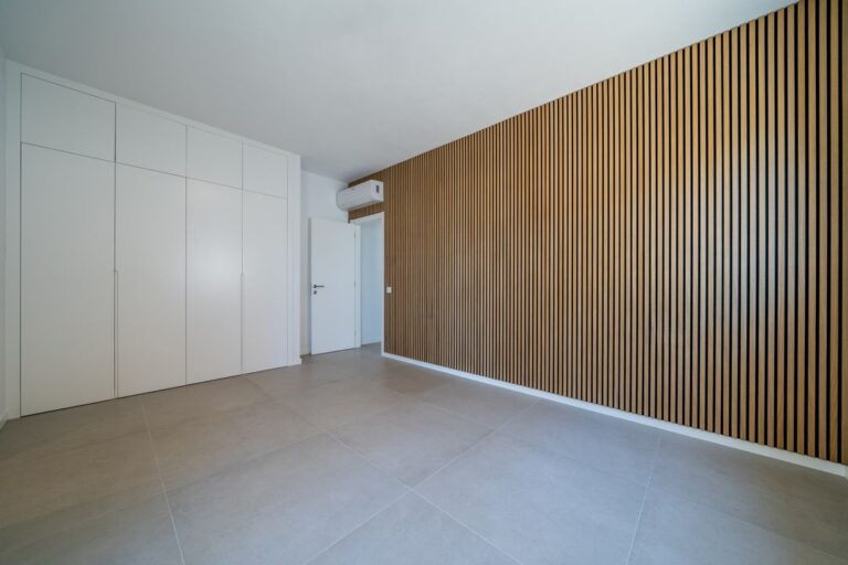 installation de latte bois bois acoustiques dans un bureau à Mérignac