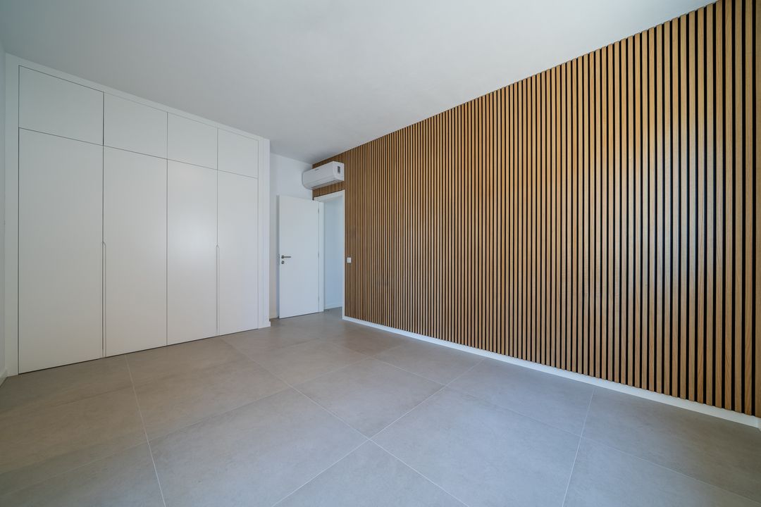 installation de latte bois bois acoustiques dans un bureau à Mérignac