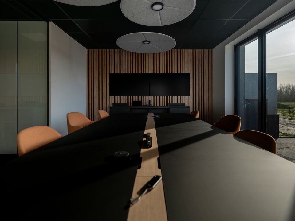 Mur en latte de bois acoustique dans une salle de réunion à Bègles