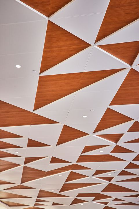 Dalles acoustiques géométriques pour plafond de bureau en Gironde : absorption sonore, modularité et performance acoustique.