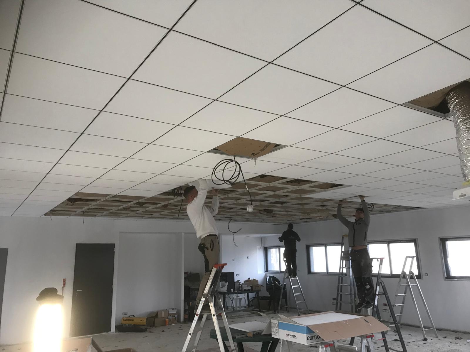 pose d'un faux plafond acoustique à joint creux dans des bureaux à montussan