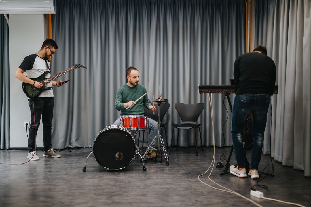 Pose de rideaux acoustiques dans une salle de répétition de musique à Bordeaux