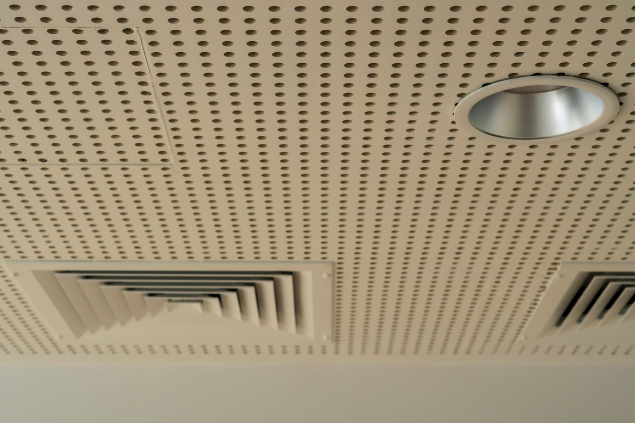 plafond qui absorbe le son dans un restaurant à Bordeaux