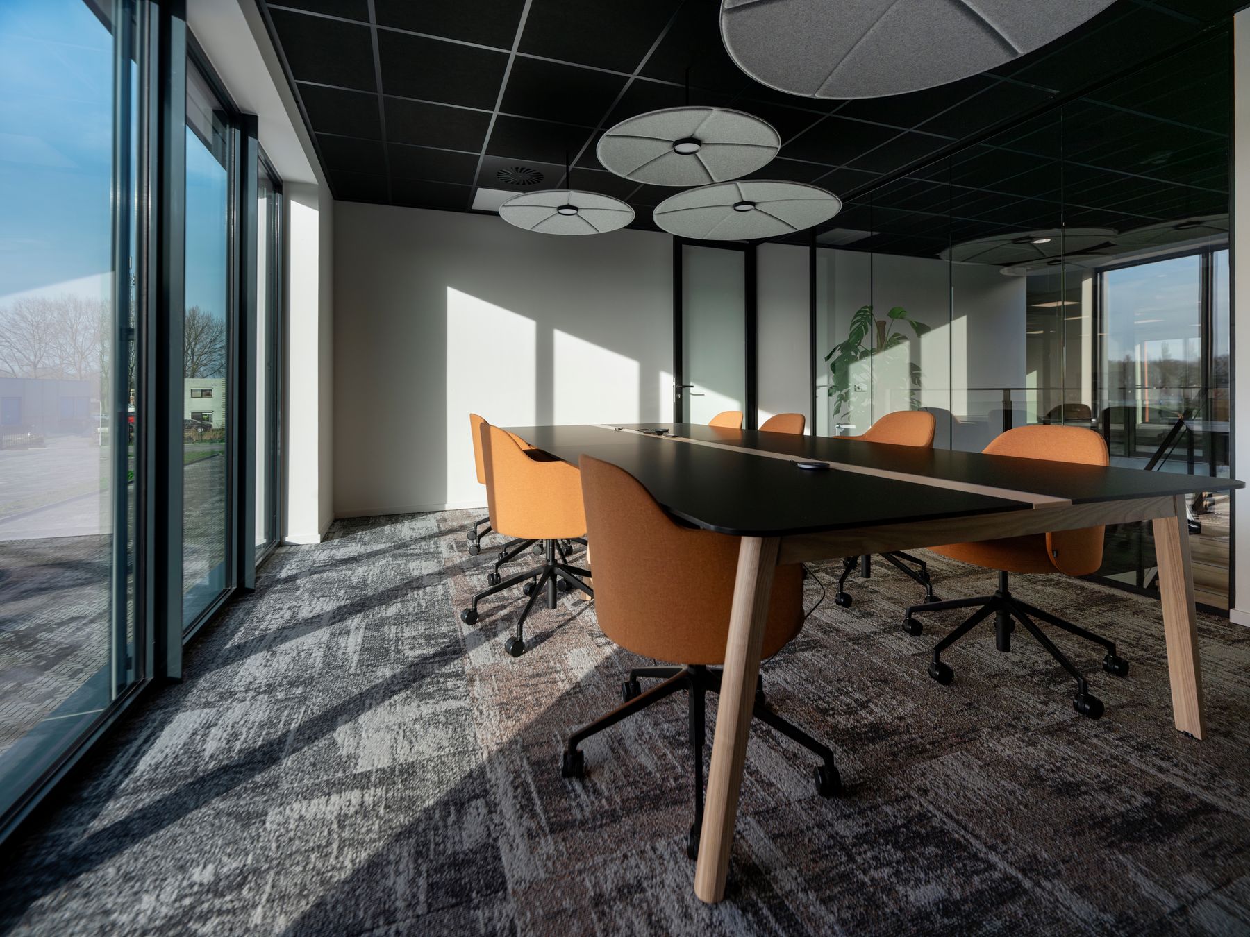 Traitement acoustique à Gradignan : panneaux et baffles pour réduire la réverbération.