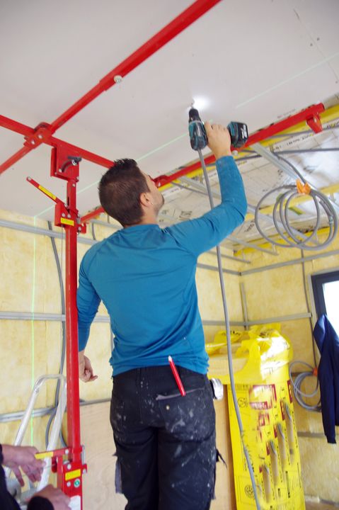 artisan plaquiste pose un plafond dans un appartement à Bordeaux