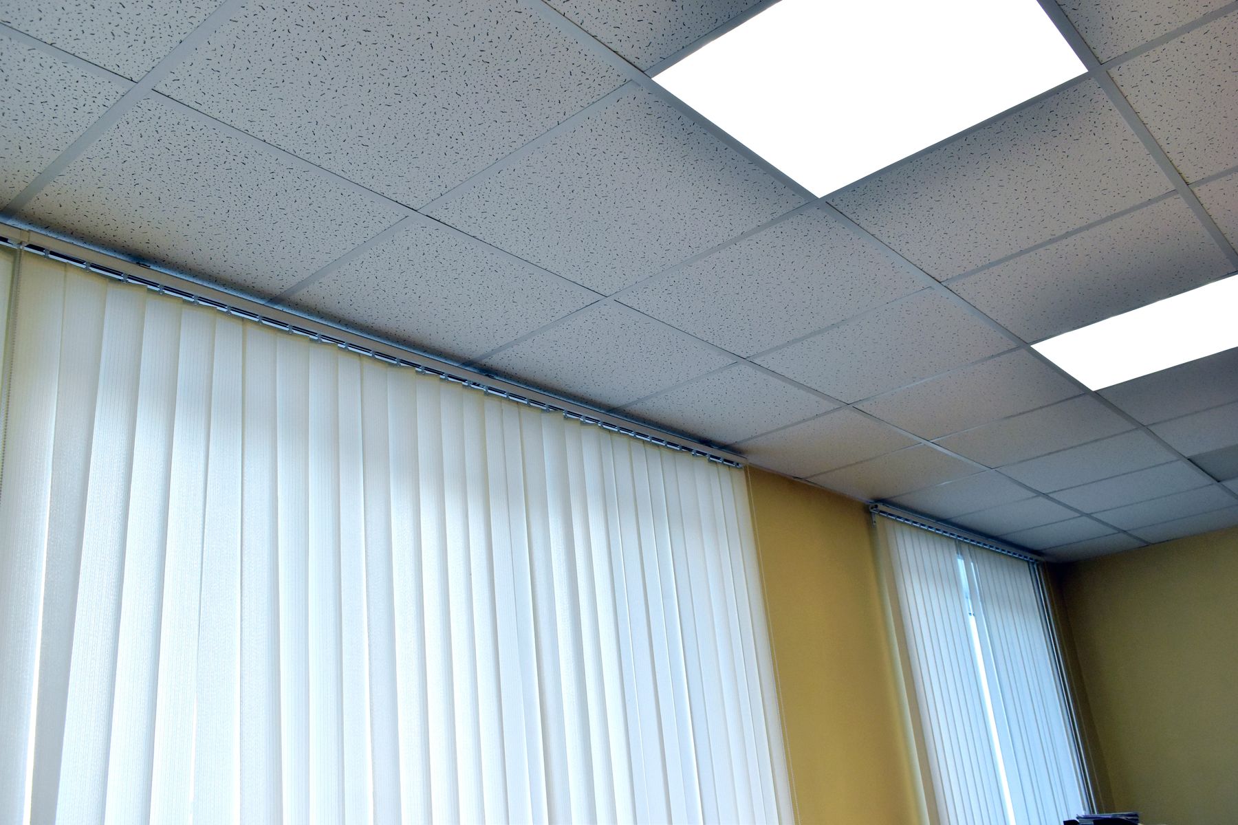 Traitement acoustique à Bègles : panneaux muraux et solutions plafond.