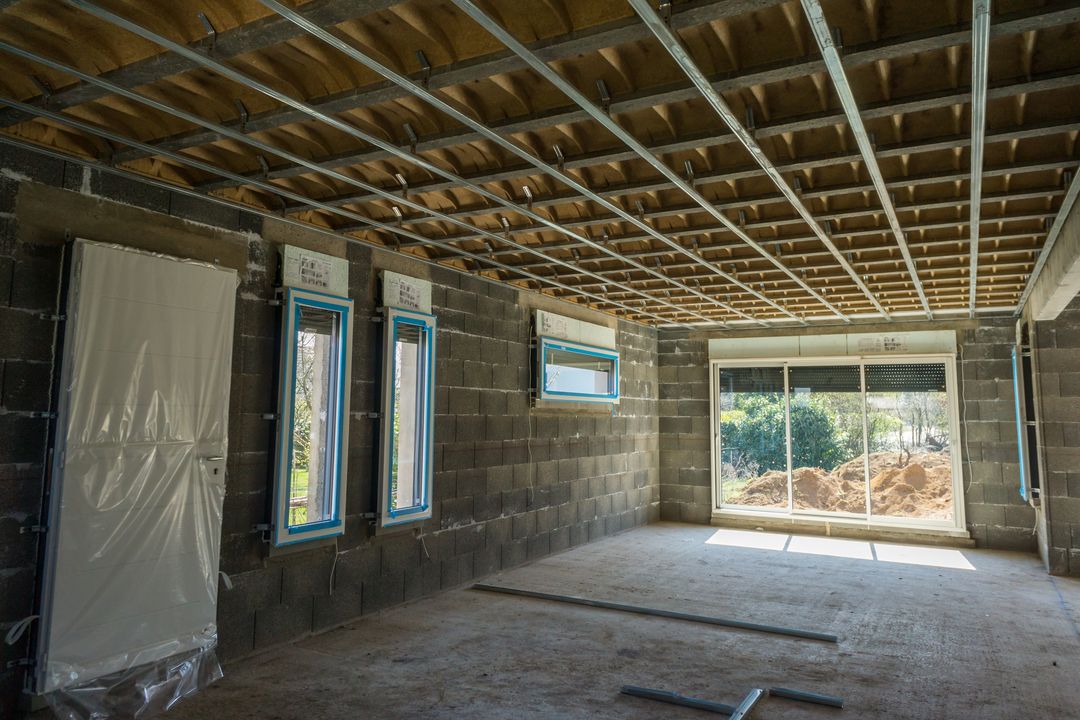 Installation des rails métalliques pour plafond en plaques de plâtre