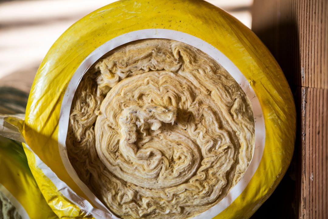 Travaux d’isolation intérieure réalisés par un professionnel équipé sur un chantier à Mios