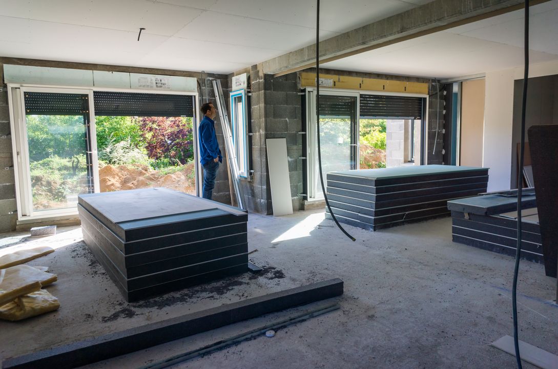 Isolation intérieure des murs périphériques dans une maison neuve
