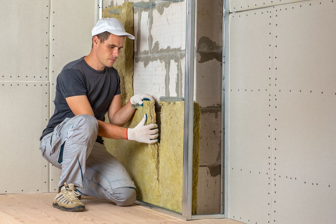Travaux d’isolation intérieure réalisés par un professionnel équipé sur un chantier à Biganos