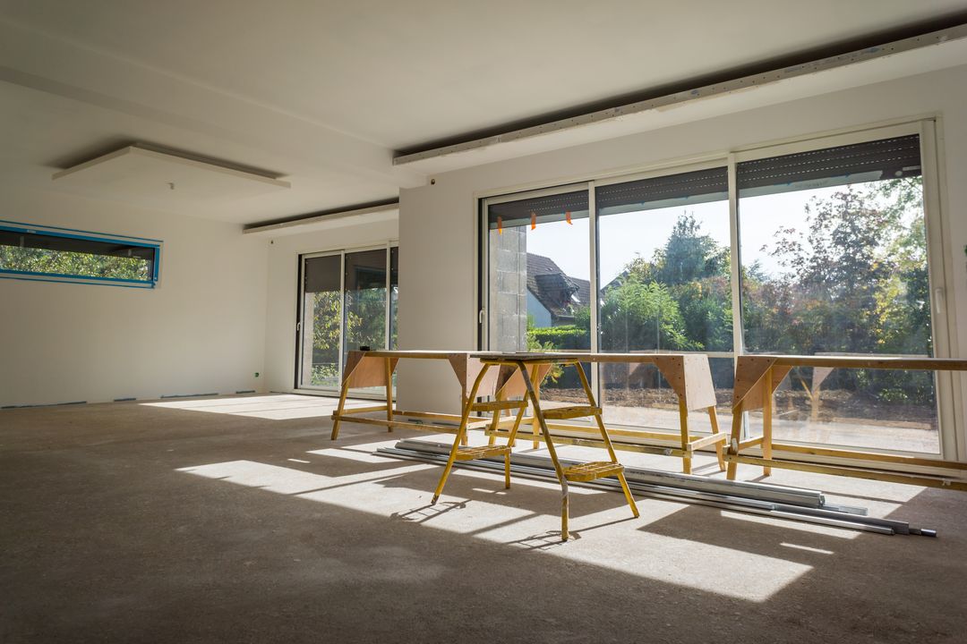 Murs en plaques de plâtre avec enduit de finition prêts à peindre