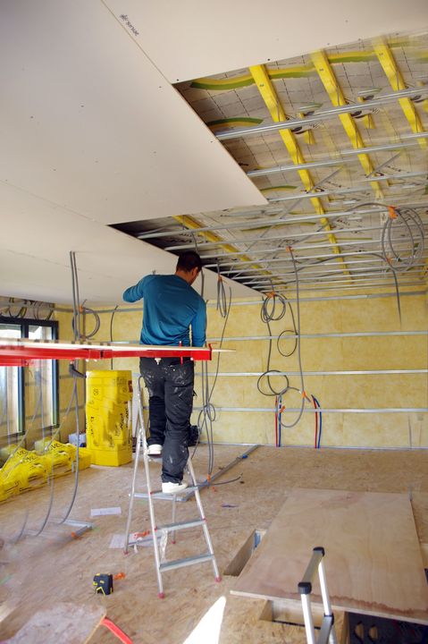 plaquiste fait un plafond en plaque de plâtre