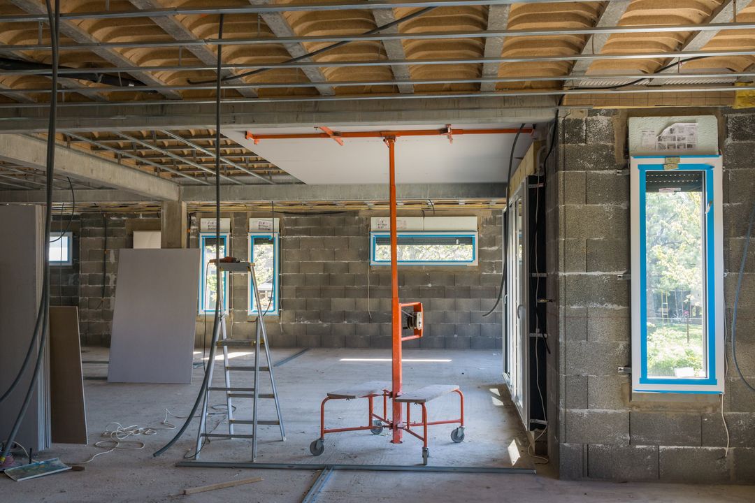 Pose des plaques de plâtre au plafond dans une maison neuve à Arcachon