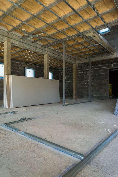 Préparation des cloisons en plaques de plâtre dans une maison neuve à Arcachon