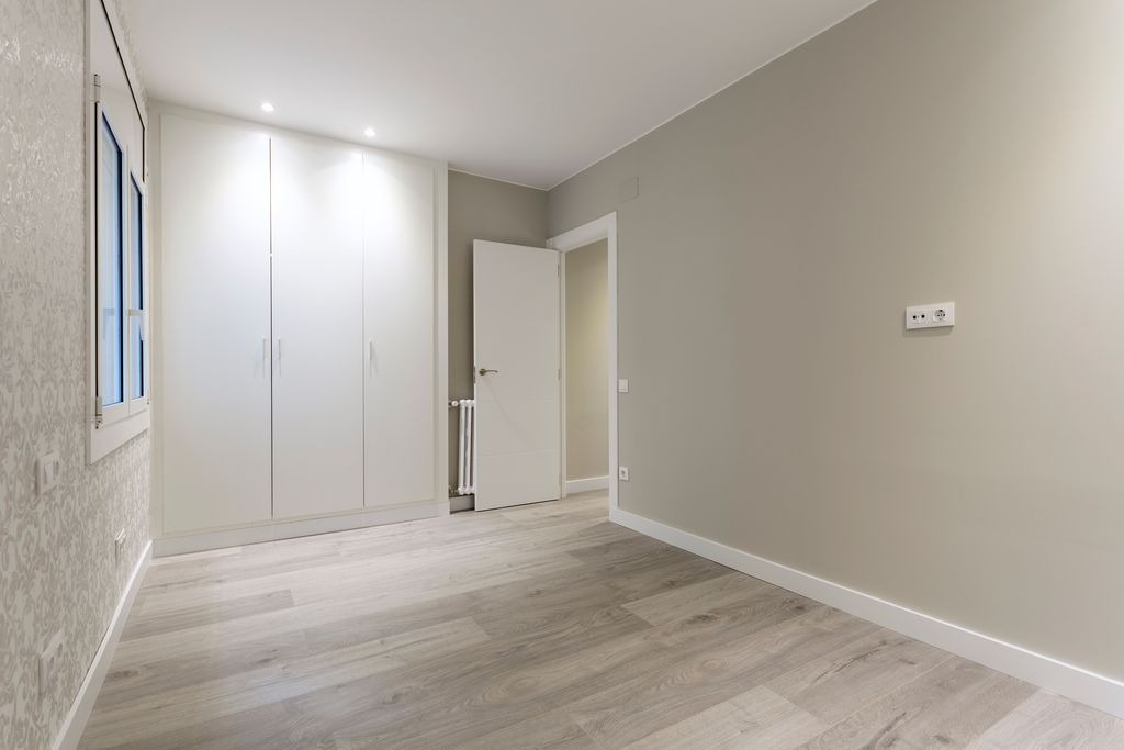 Chambre rénovée rangements intégrés à Beychac-et-Caillau par Acoustiques Solutions