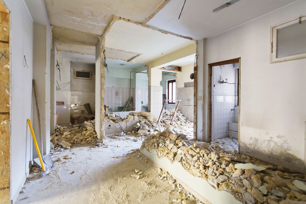 Démolition de cloisons et gravats lors d'une remise en état de maison à Saumos