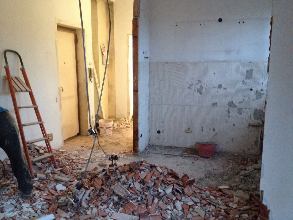 Chantier de reconstruction en préparation avant travaux d'isolation