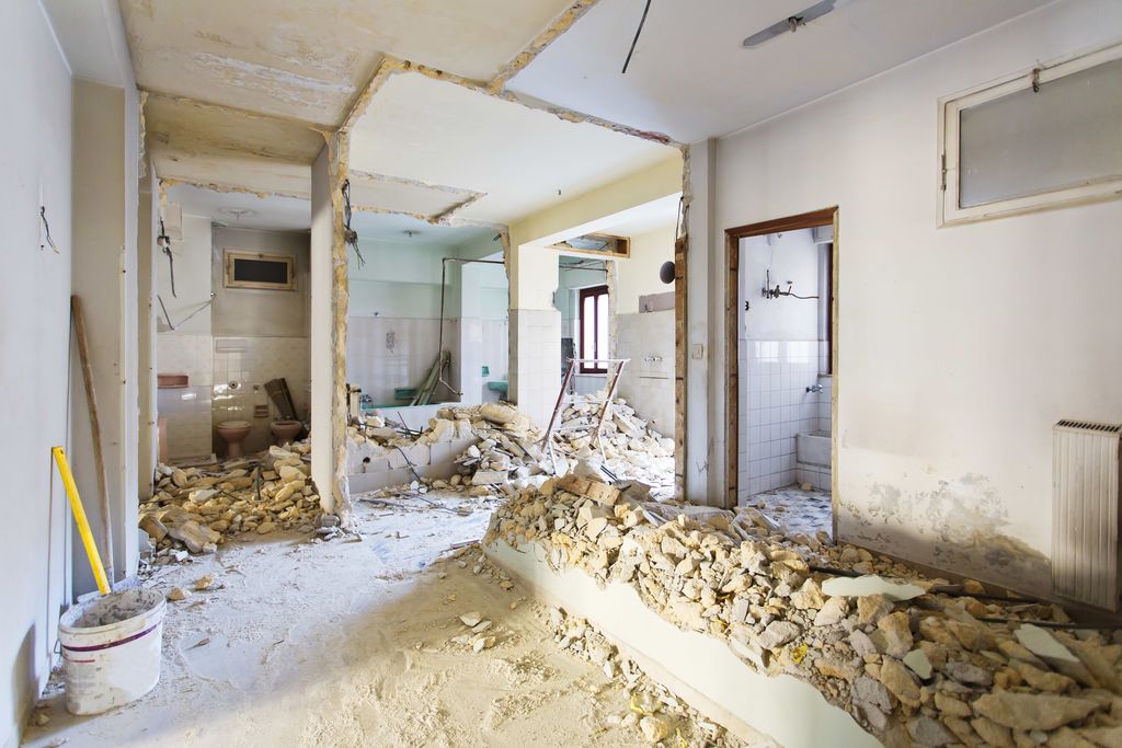 Démolition de murs porteurs et gravats sur un chantier de reconstruction en Gironde