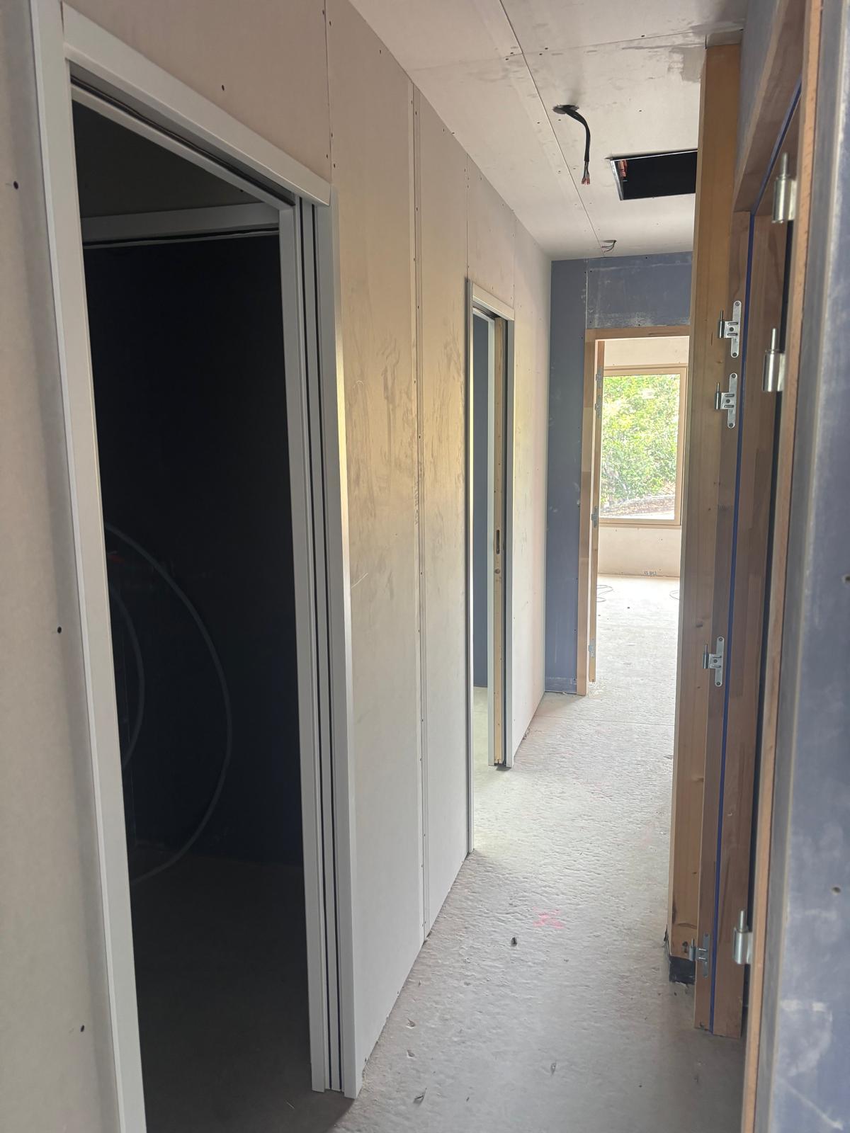 Couloir avec cloisons en plaques de plâtre posées par Acoustiques Solutions