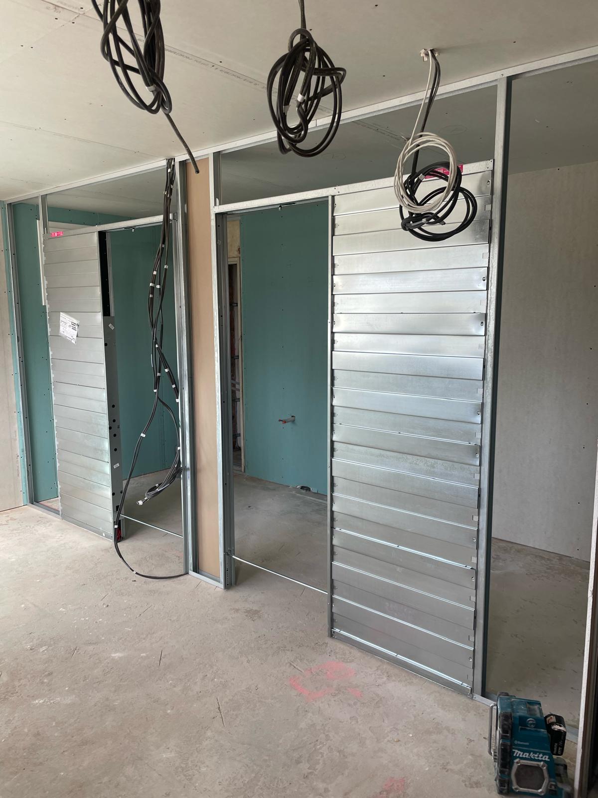 Cloisons en plaques de plâtre posées et jointées par Acoustiques Solutions