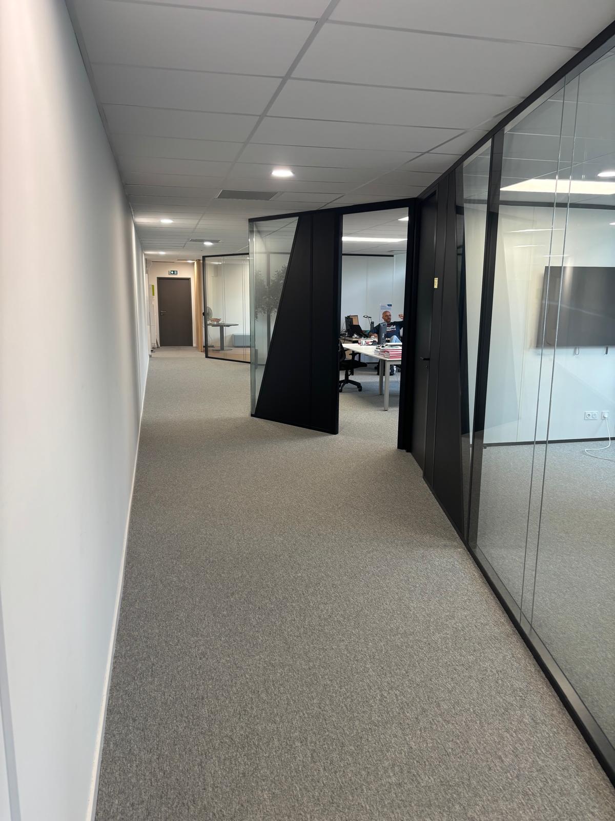 Couloir de bureaux avec cloisons vitrées phoniques sol-plafond — Pessac