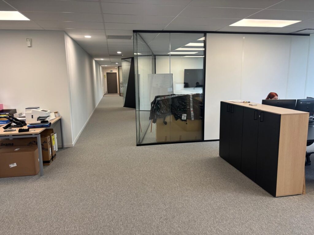 Plateau de bureaux avec cloisons vitrées et plafond acoustique à dalles