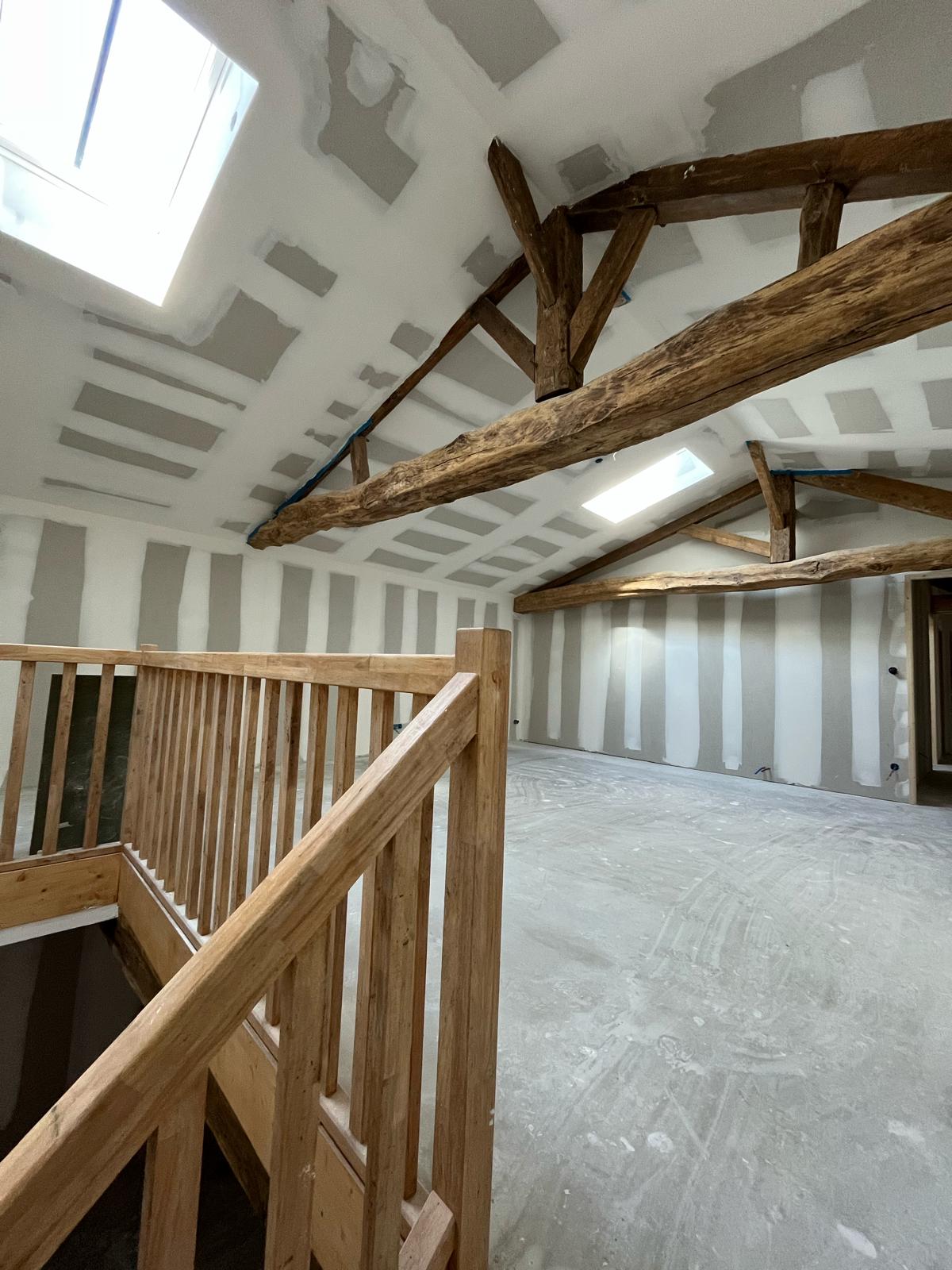 Mezzanine avec escalier en bois et placo phonique posé sous charpente apparente — combles à Blaye