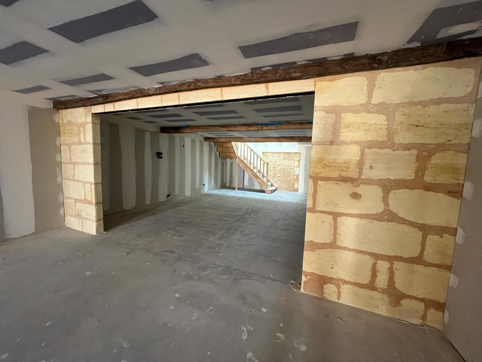 Rez-de-chaussée en cours d'isolation avec murs en pierres calcaires et faux plafond BA13 — Blaye