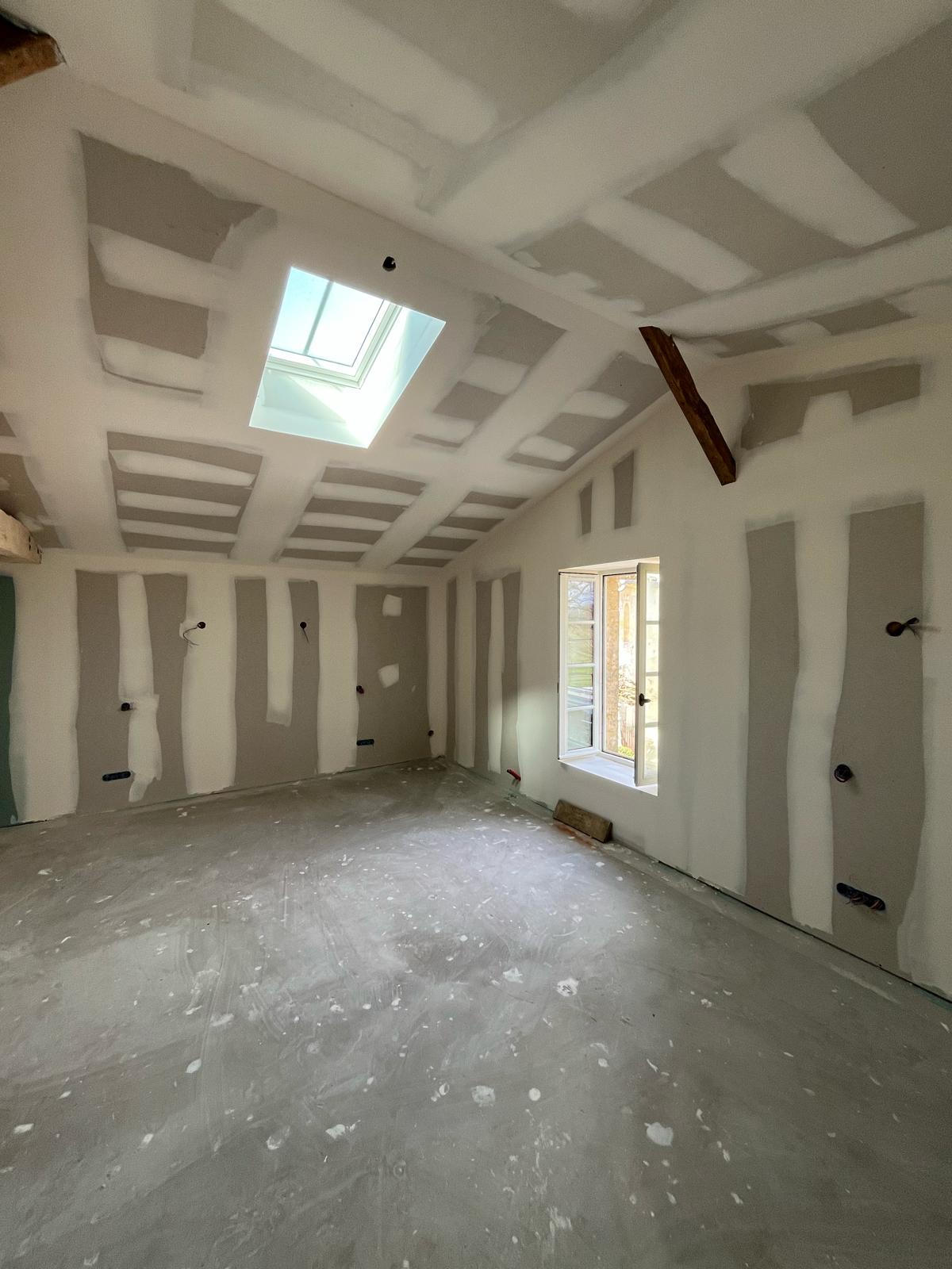 Combles aménagés avec plafond et cloisons en BA13 phonique et velux — Blaye