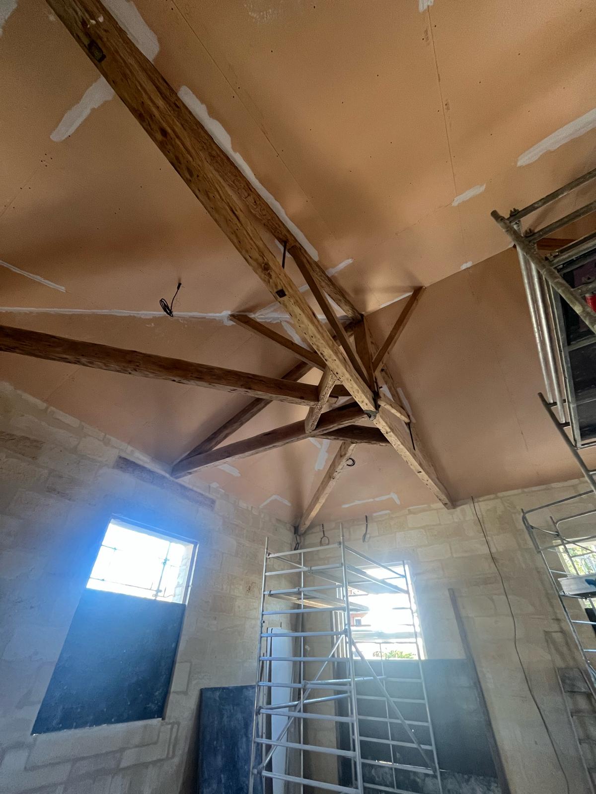 Vue d'ensemble de la grange en cours de réhabilitation phonique sous charpente ancienne — Libourne