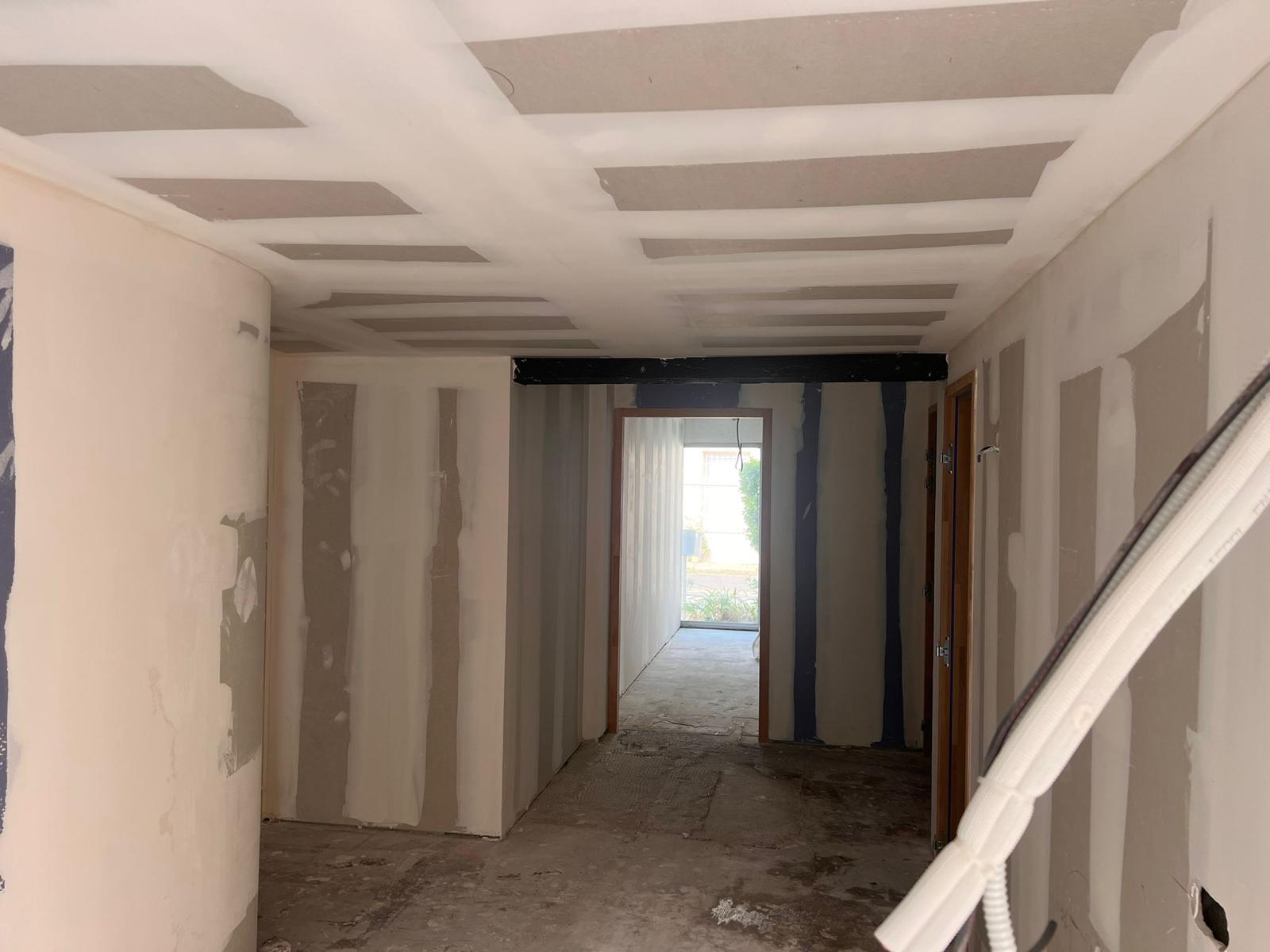 Couloir de maison neuve avec cloisons en plaques bleues phoniques — Mérignac