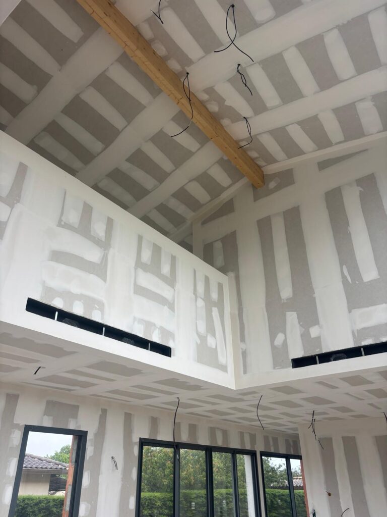Cloisons et plafond en plaques de plâtre dans un volume en double hauteur