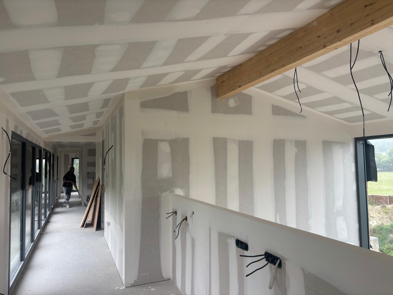 Mezzanine de la maison neuve avec plaquiste au travail sur cloisons phoniques — Mérignac