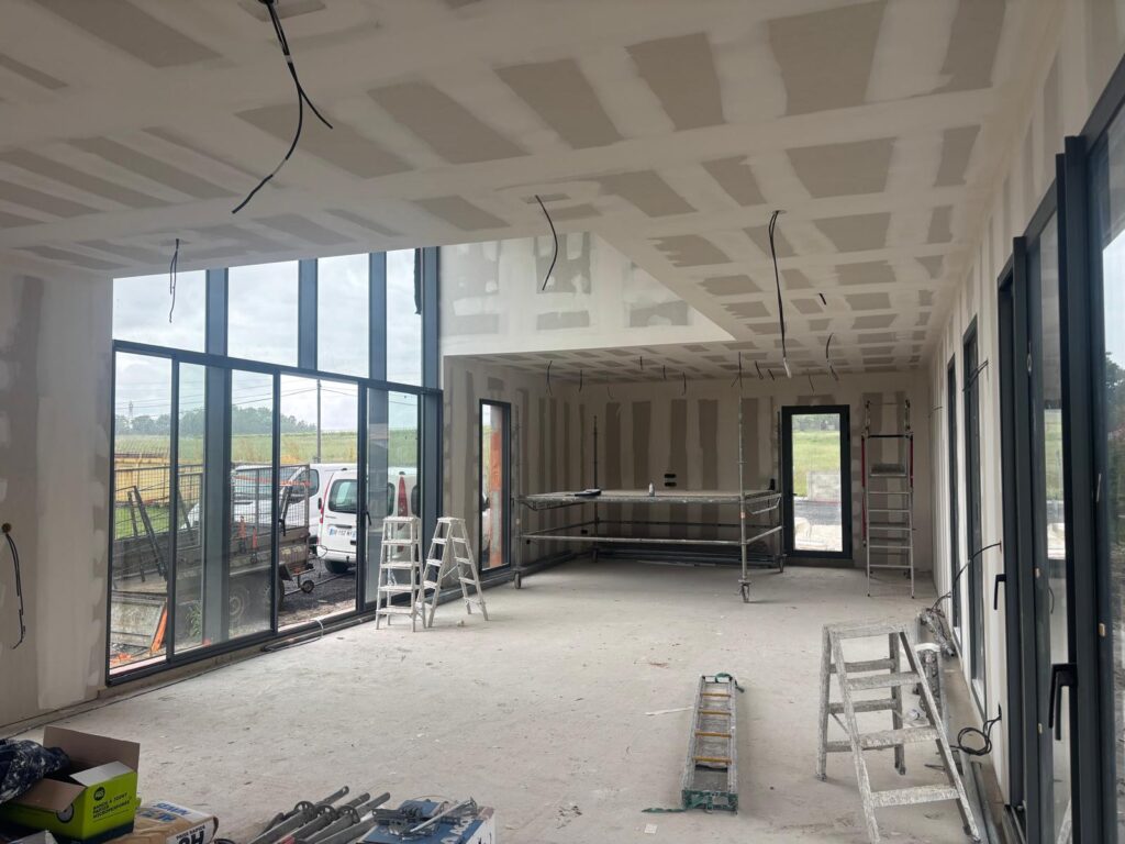 Chantier de plâtrerie dans une maison neuve, plaques posées avant finitions