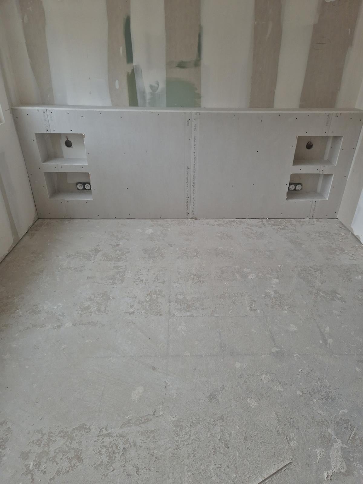 Cloison placo avec niches intégrées dans la salle de bain — appartement à Langon