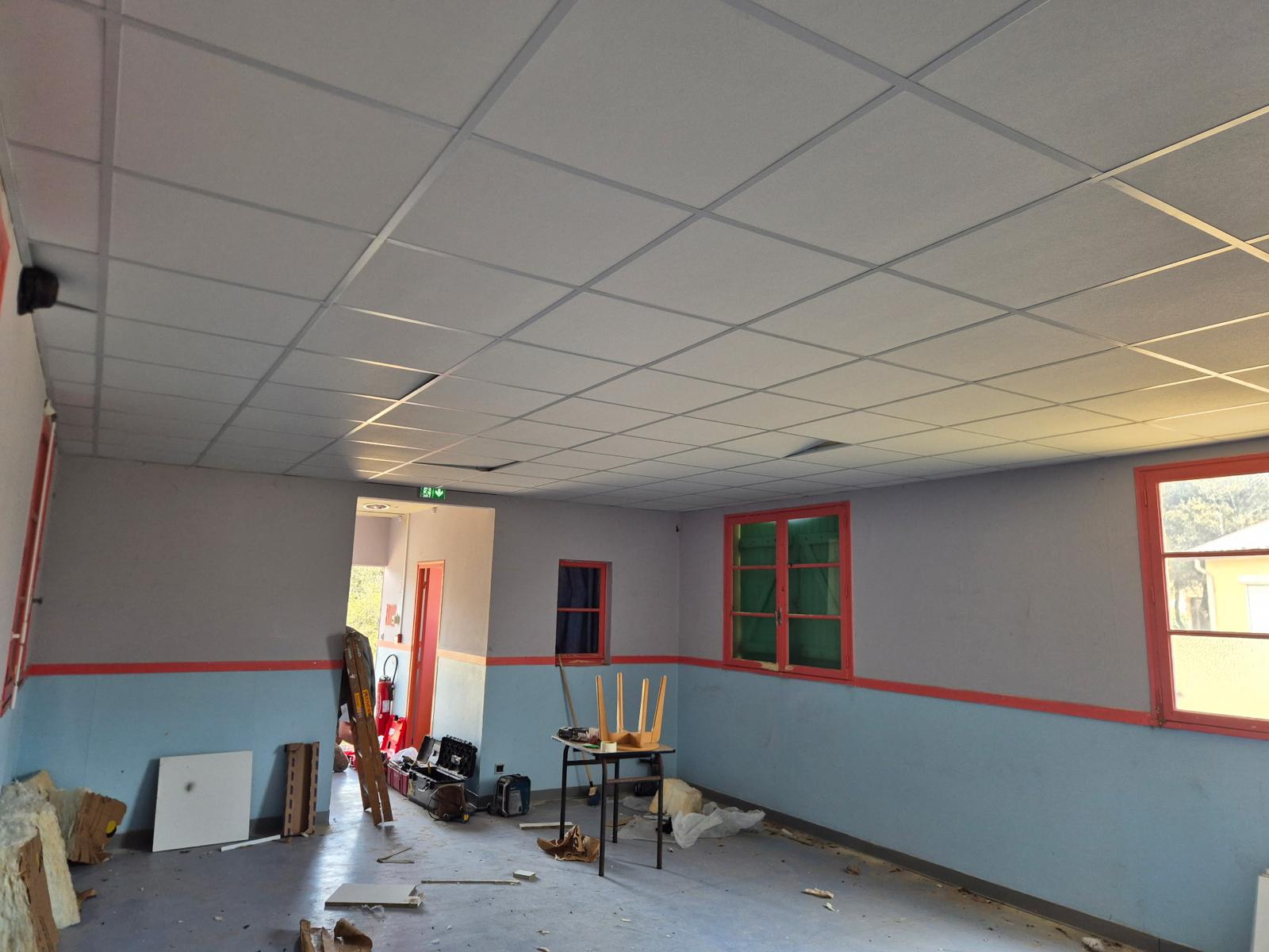 Résultat de la pose du faux plafond acoustique en dalles dans une salle de classe — Arcachon