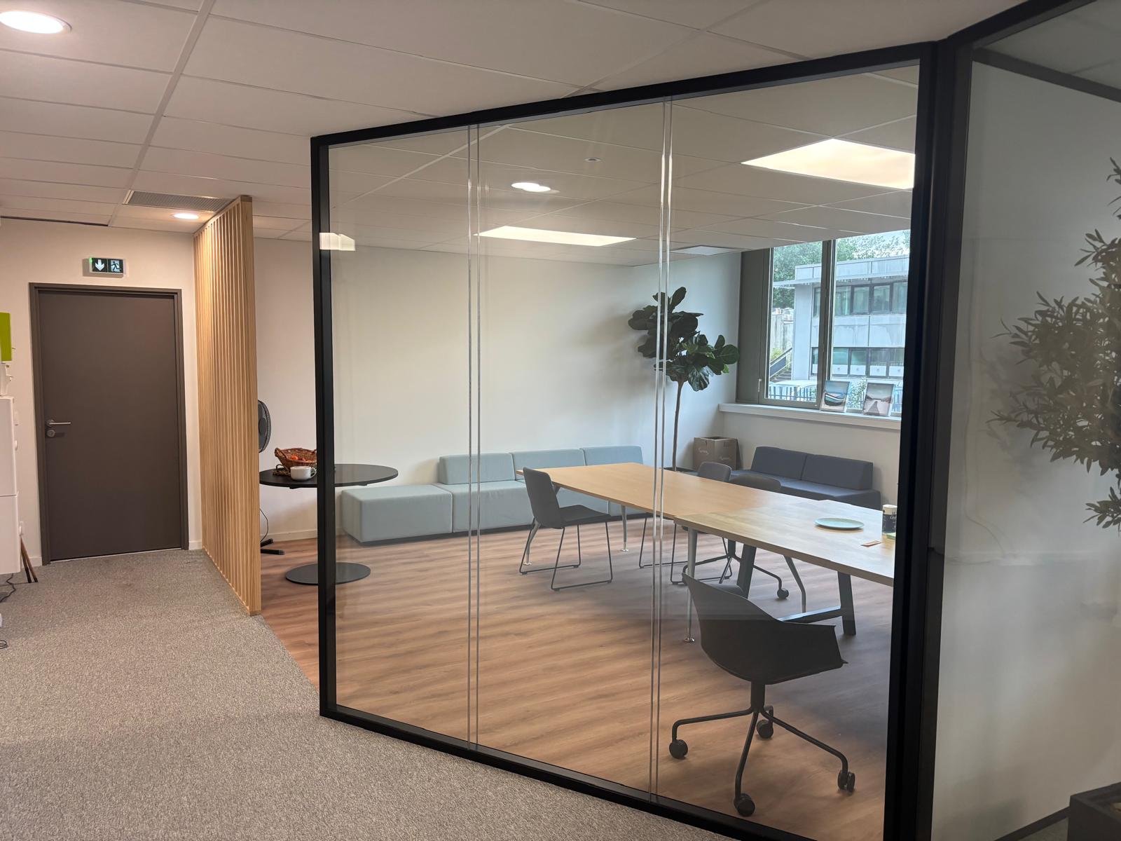 Salle de réunion finie avec cloisons vitrées sol-plafond — bureaux phoniques à Pessac