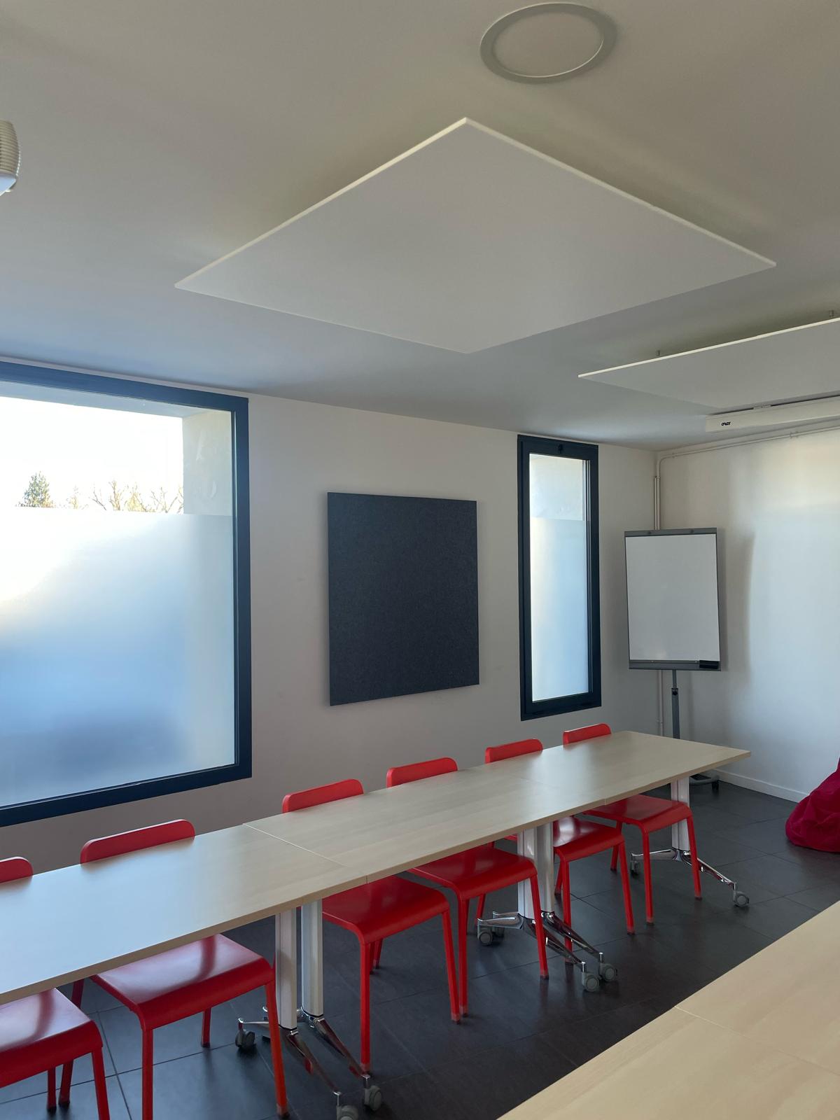 Salle de formation après pose des panneaux acoustiques suspendus — Gujan-Mestras