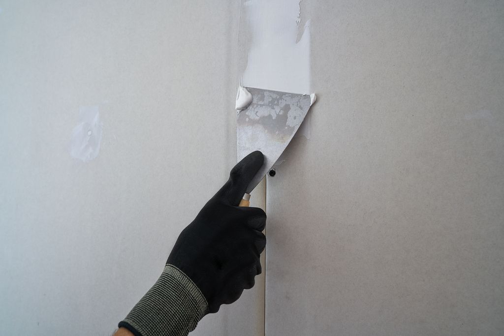 Application d'enduit à la spatule sur un joint de plaque de plâtre