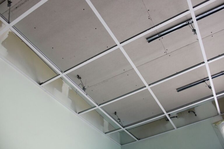 Pose de l'ossature métallique d'un faux plafond autoportant, rails et fourrures avant plaque