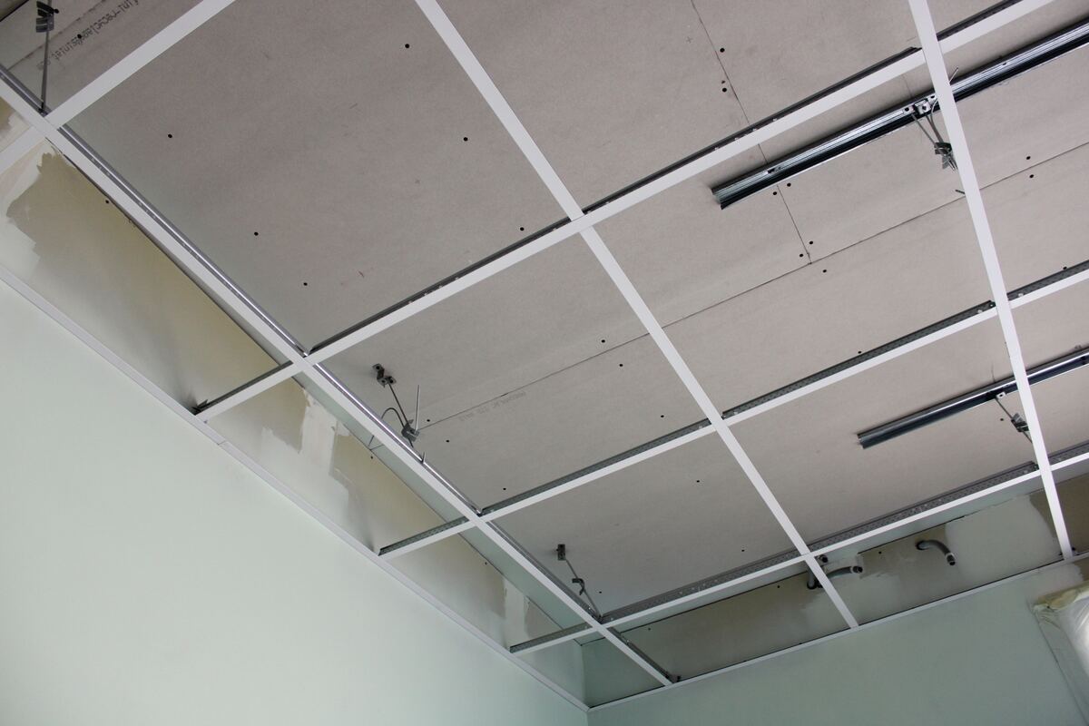 Pose de l'ossature métallique d'un faux plafond autoportant, rails et fourrures avant plaque